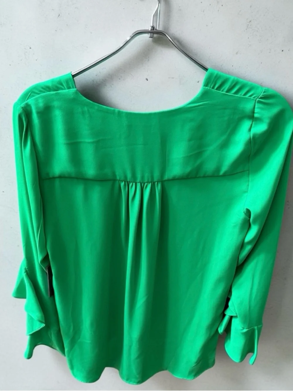 Vince Camuto Vivid Green V-Neck Ruffle Sleeve Top Size XS - Picture 2 of 5